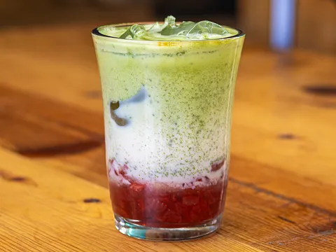 Matcha fresa frío