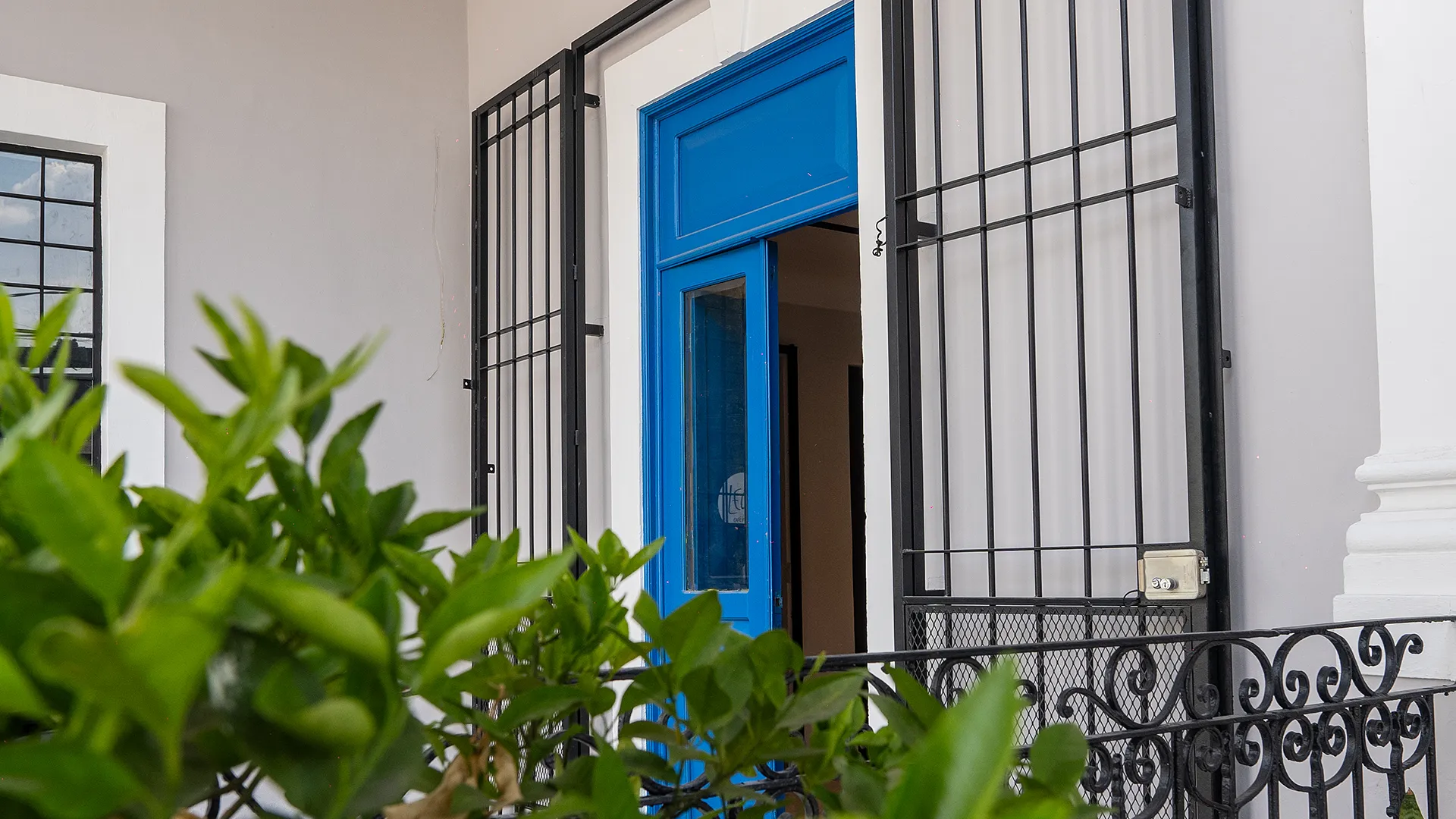 León Café y Pan Sucursal Americana hero image