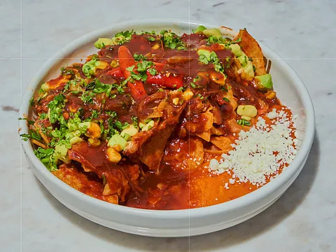 Chilaquiles con barbacoa de marlin