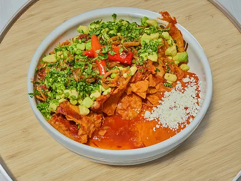 Chilaquiles con barbacoa de marlin