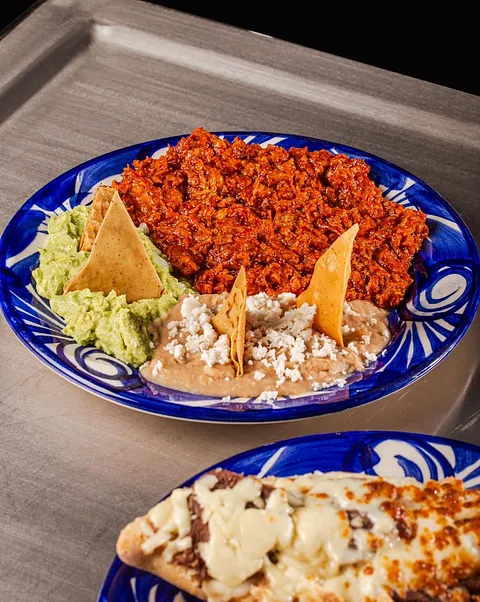 Chicharrón en salsa guajillo