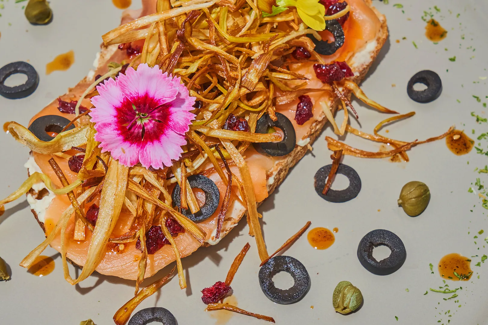 Toast de Salmón y Arándanos