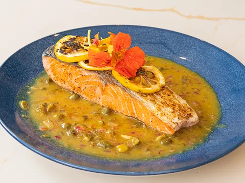 Salmón en salsa de miel y alcaparras