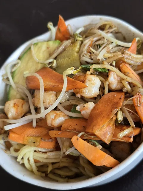 Pasta Japonesa Tradicional con Verduras y Salsa Tonkatsu