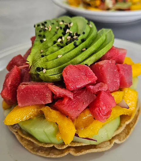Tostada de atún tropical