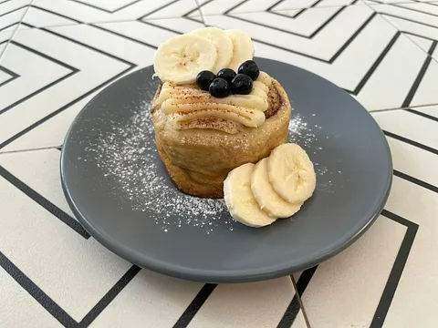 Rol de canela, platano o nutella