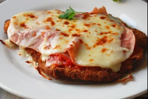 MILANESA DE PECHUGA DE POLLO A LA NAPOLITANA