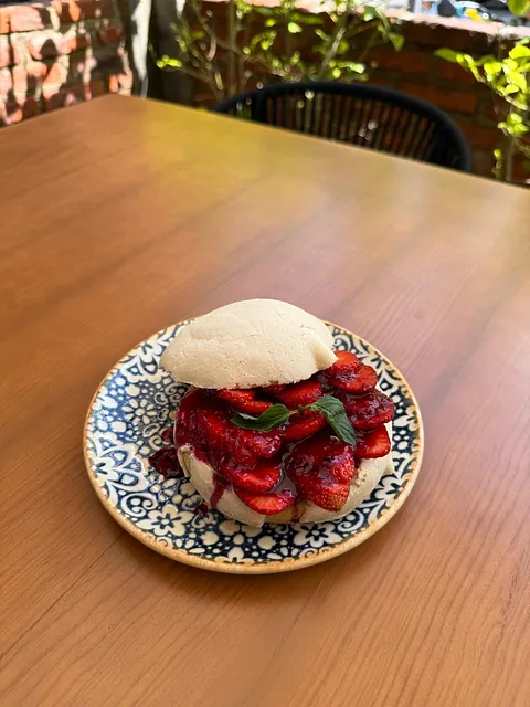 Concha con nata y frutos rojos