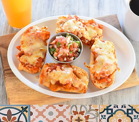 Molletes D.F. con chilaquiles