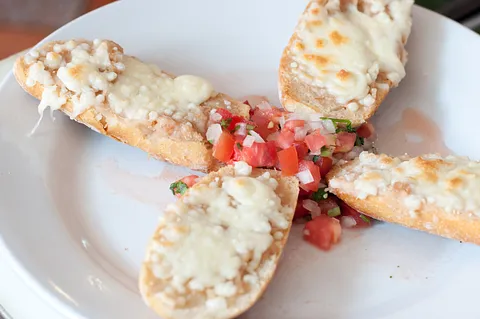 Molletes a la mexicana