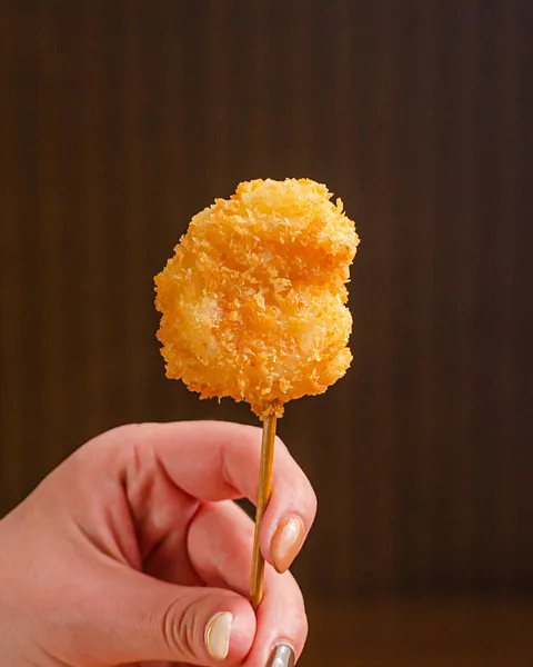 Brochetas de camarón empanizadas