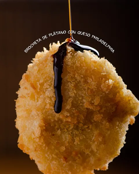 Brochetas de plátano con queso philadelphia