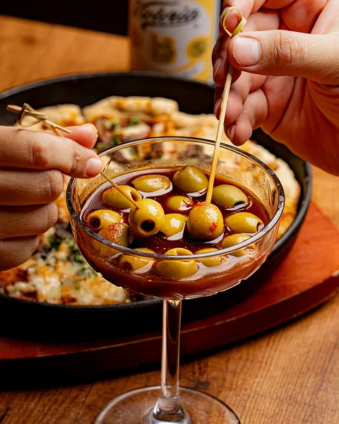 Copa de aceitunas preparadas