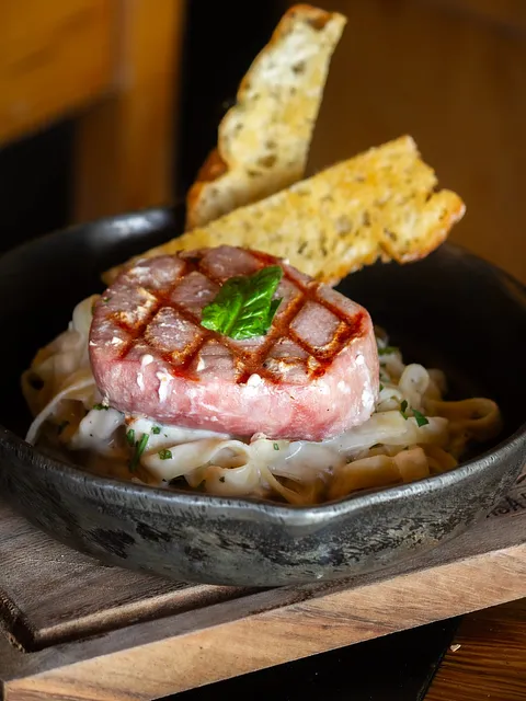 MEDALLÓN DE ATÚN Y FETTUCCINE