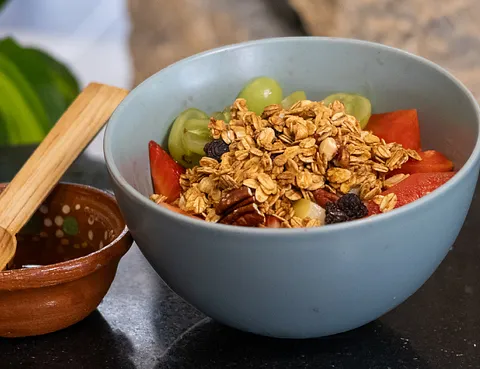 Tazón de fruta fresca con yogurt