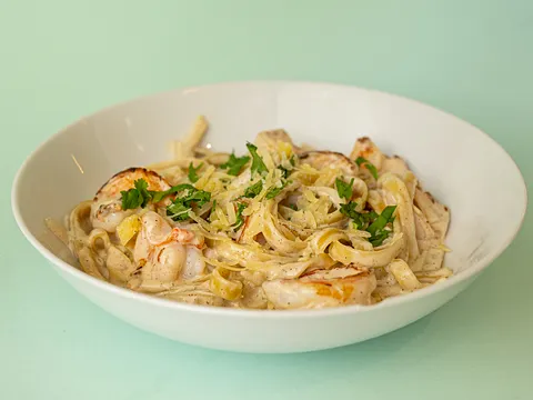Fetuccini alfredo con camarones