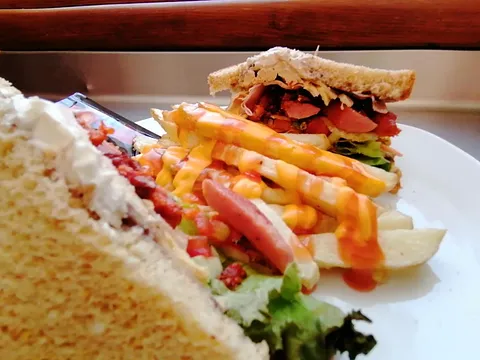 Club sandwich con papas