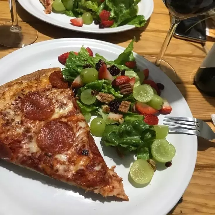 1/2 Pizza con ensalada