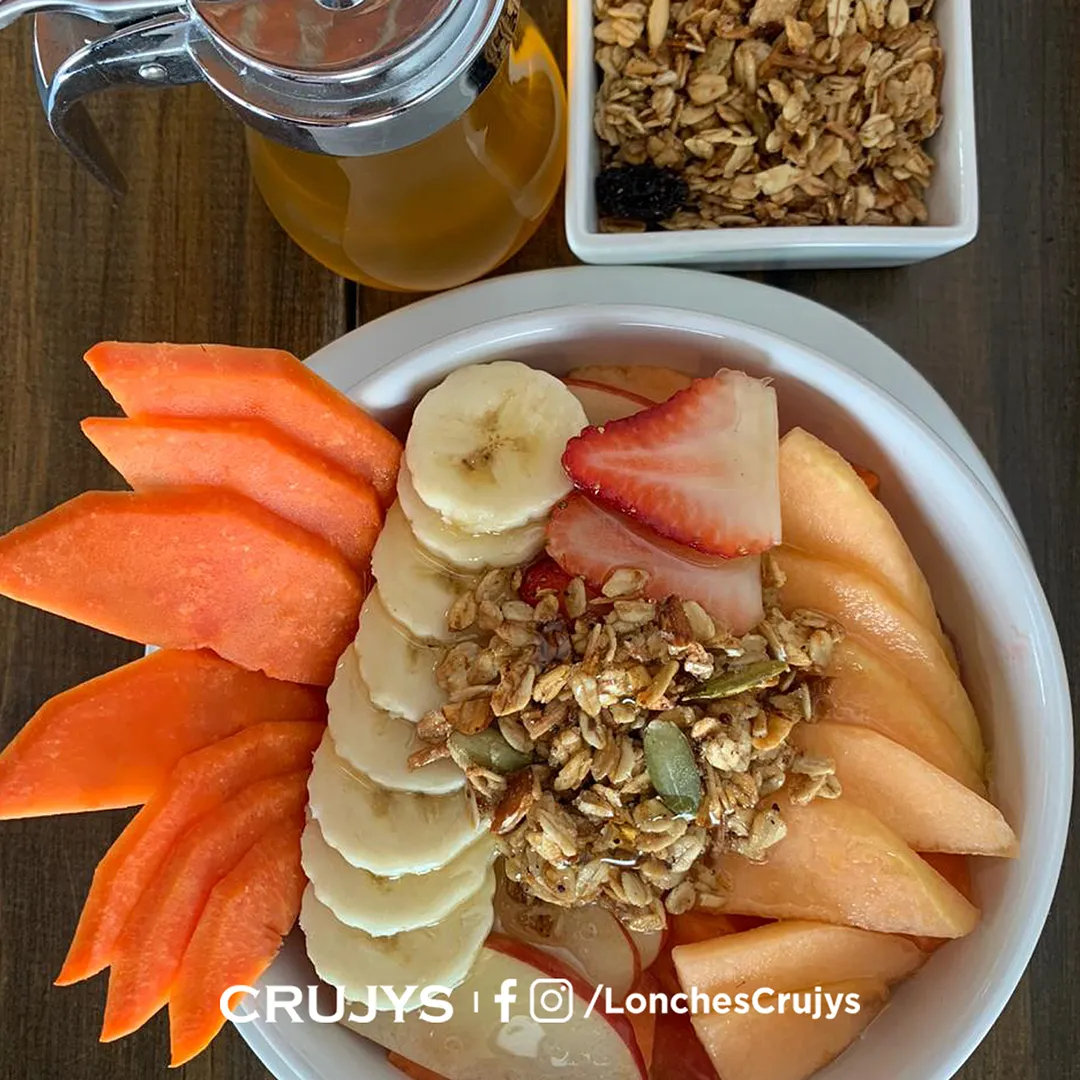 Fruta con Miel y Granola