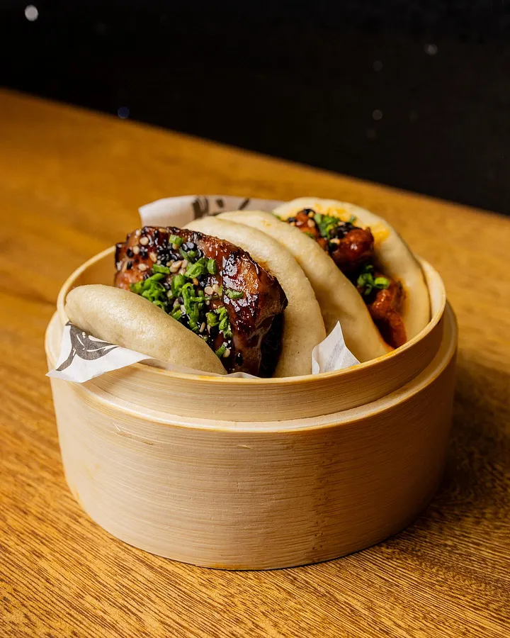 Bao de cerdo con salsa de Jamaica