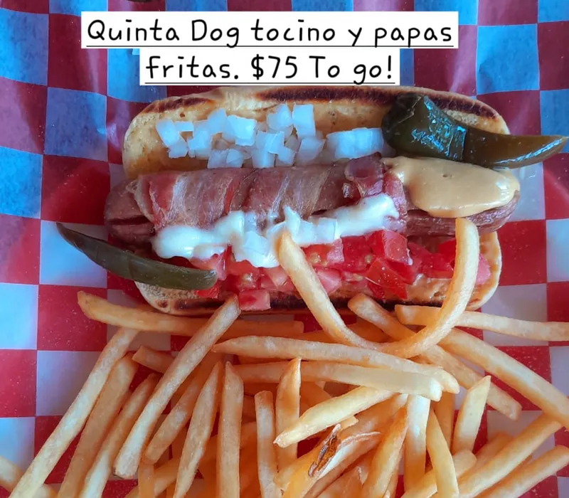Quinta Dog con tocinos y papas fritas