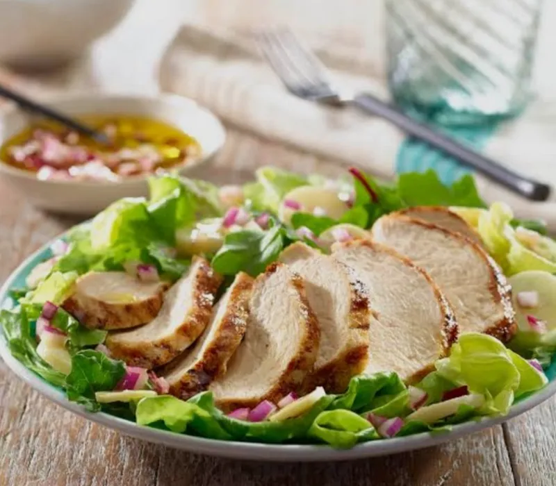 Pechuga de pollo, puré y ensalada