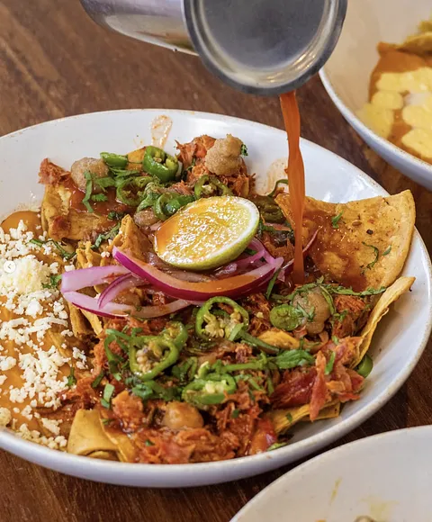 Chilaquiles con barbacoa de marlin