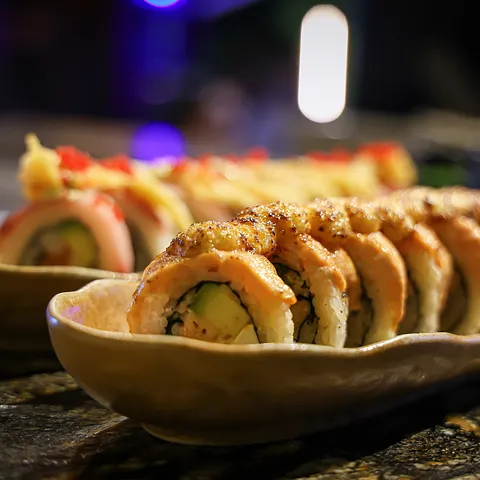 YAKI SALMÓN ROLL