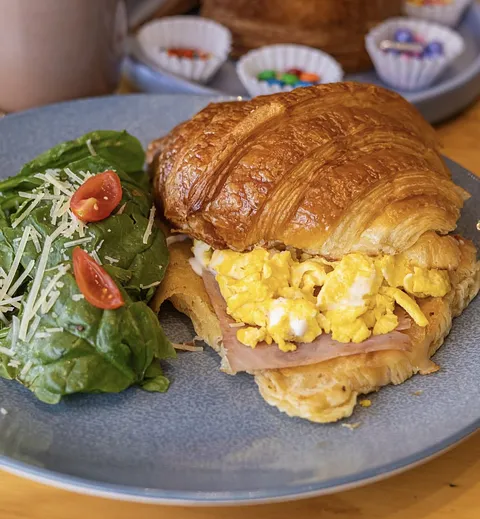 Croissant Sándwich