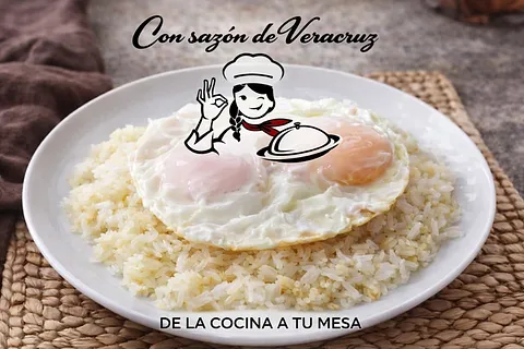 HUEVOS ESTRELLADOS CON ARROZ
