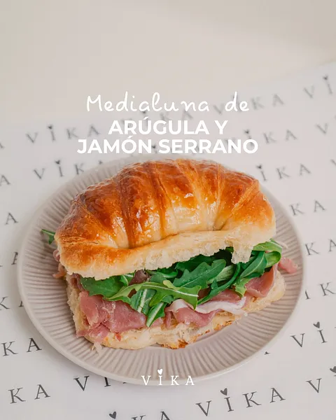 Medialuna Jamón serrano y arúgula