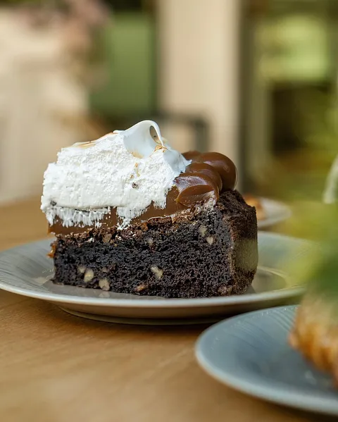 Torta brownie con dulce de leche y merengue italiano