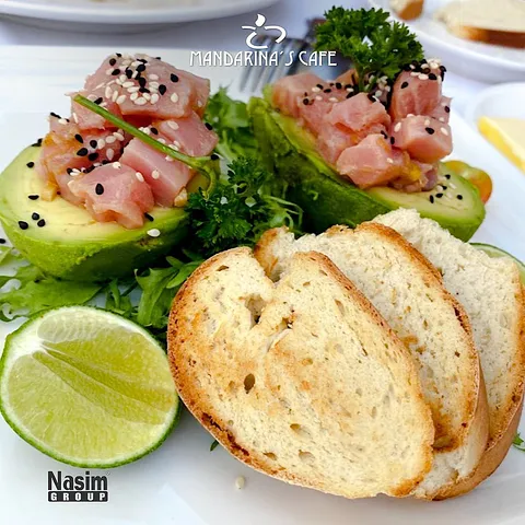 AGUACATE RELLENO DE ATÚN ROJO