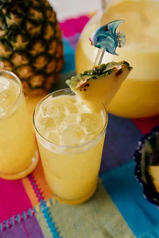 JUGOS Y AGUAS