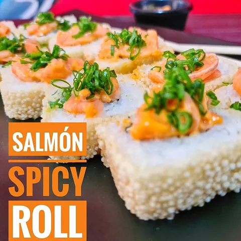 Salmón Spicy Crunch Roll