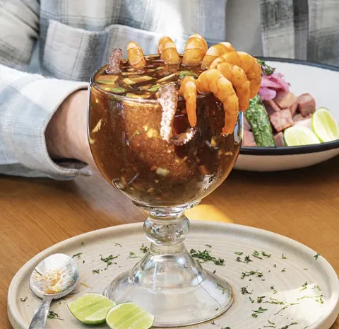 Cóctel camarón/pulpo salsas negras 