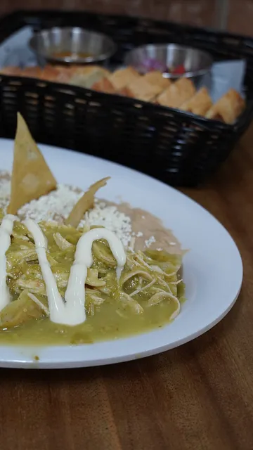 Chilaquiles suizos con pollo